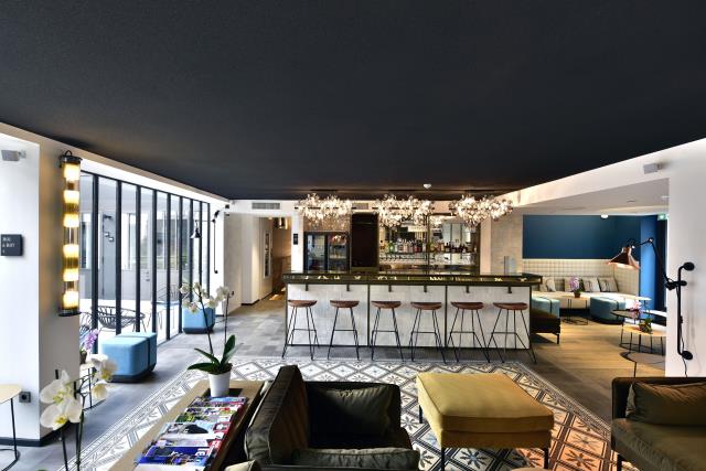 L'Hôtel des Deux Girafes s'est doté d'un plafond Rockfon Mono Acouctic.