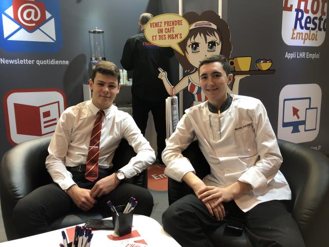Thomas Besnard et Maxime Sacquet sur le stand du journal L'Hôtellerie Restauration