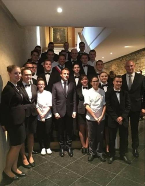 Les MHR accompagnés de deux professeurs ont pu servir le président de la République dans le musée de L'Ardennes.