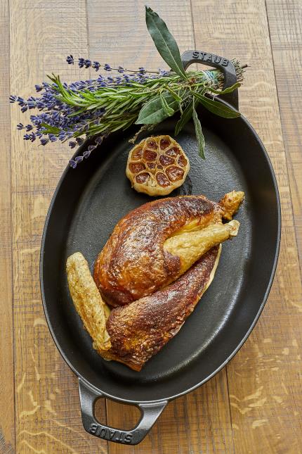 Le poulet jaune des Landes brioché sous la peau, rôti en crapaudine.