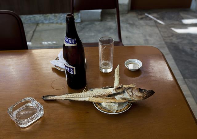 Les restaurants en ville sont bien meilleurs que ceux des hôtels sauf à tomber sur un poisson sec et une bière tiède ce qui fut l'expérience du photographe français, Eric Lafforgue, dans ce boui-boui de province
