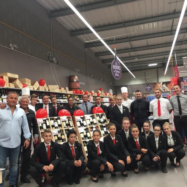 les élèves de Louis Martin Bret à la foire aux vins du Carrefour Market de La Brillanne