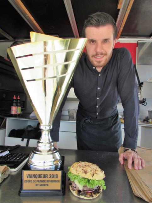 La coupe qui récompense le « Childhood burger » trône sur le comptoir du food truck de Nicolas Willaume
