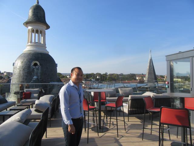Le directeur Romain Sun sur l'une des terrasses du Skybar.