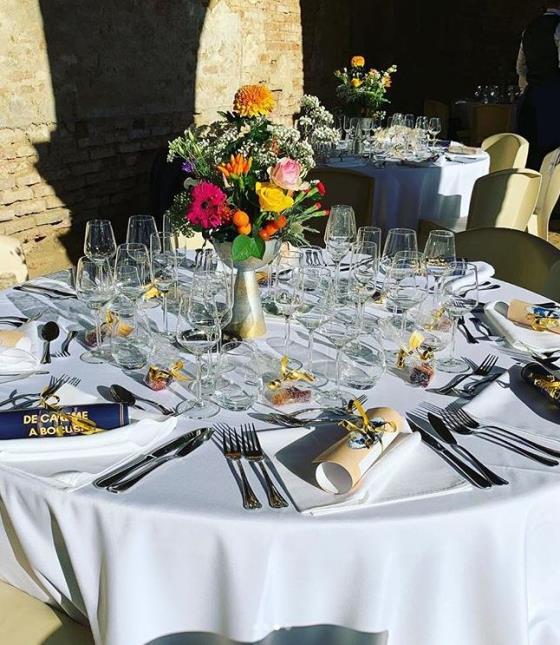 De somptueuses tables ont été dressées pour faire honneur à ce haut lieu historique