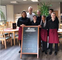 Vincent Santier professeur de restaurant et une partie de ses apprentis au CFA de la CMA d'Aucaleuc