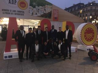 Les apprentis du CFA Belliard sur le parvis de l'Hôtel de Ville de Paris pour la fête de l'AOP