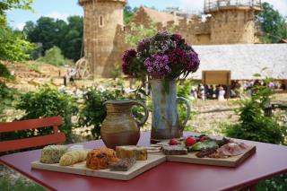 Le chantier de Guédelon s'inspire des saveurs médiévales pour certains plats de sa carte.