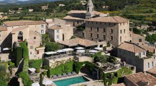 L'hôtel Crillon-le-Brave donne sur le Mont Ventoux et les dentelles de Montmirail.