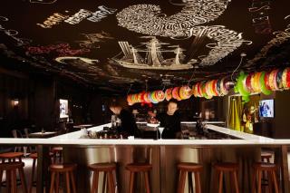 Mama Shelter de Paris : conception et réalisation du bar intérieur en collaboration avec le cabinet...