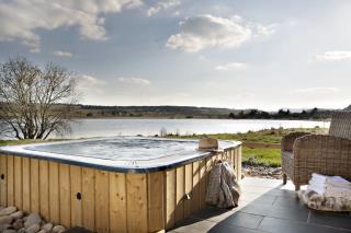 Le jacuzzi est doté d'une verrière pour profiter de toutes les météos.