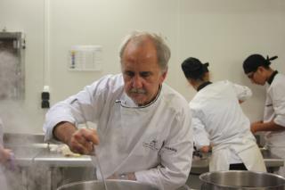 Le chef Antoine Souillat (photo) et le chef Christophe Vauthier ont supervisé les élèves, soutenus...