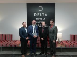 Visite à l'hôtel Mariott Delta à Trois Rivières, dont le responsable de l'hébergement (à droite sur...