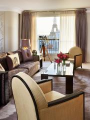 La suite Eiffel du Plaza Athénée, duplex avec terrasse et vue sur la tour Eiffel, sert...
