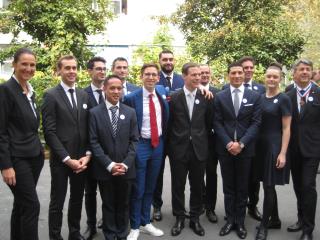 Les douze candidats des qualifications du trophée du maître d'hôtel.