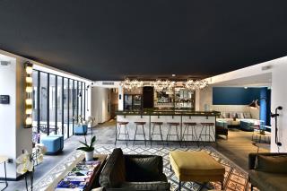 L'Hôtel des Deux Girafes s'est doté d'un plafond Rockfon Mono Acouctic.