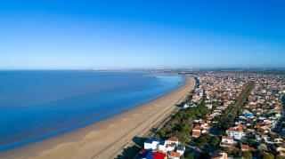 Le littoral de la Charente-Maritime (ici Châtellailon-Plage) compte une majorité de commerces...
