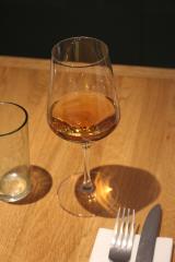 Le vin orange tient sa spécificité de sa macération, faite en cuve, en barrique ou dans des...