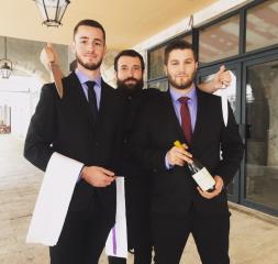 De gauche à droite, Victor, chef de salle, Manu Nunez en cuisine, et Peïo Sinqsous, le sommelier du...