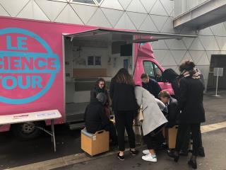 Les élèves du lycée Georges Frèche devant Charlotte la roulotte