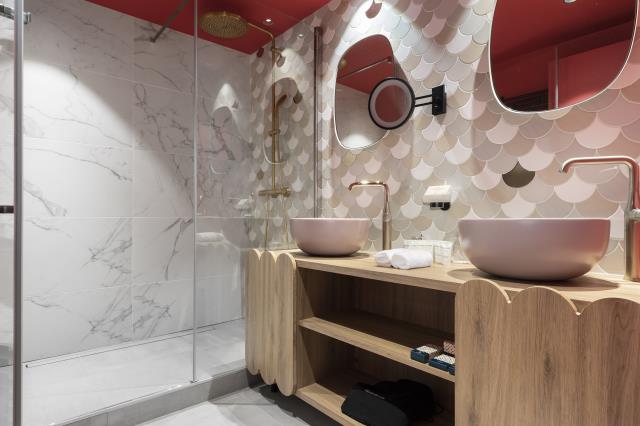 Avec un grand receveur de douche, la paroi s'impose. Comme dans cette salle de bains de l'hôtel Black Bass à Annecy, imaginée par l'agence Erōz.