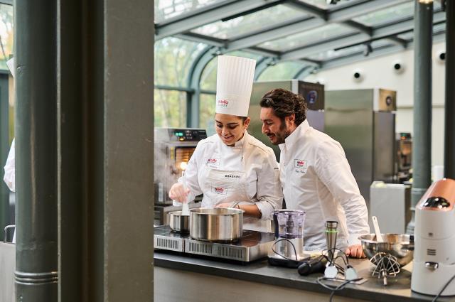 Le chef Grégory Cohen a toujours un oeil attention pour les candidats.