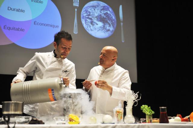 Le chercheur en physico-chimie Raphael Haumont et le chef doublement étoilé Thierry Marx travaillent ensemble au Centre Français d'Innovation Culinaire Marx Haumont, à l'Université Paris Sud