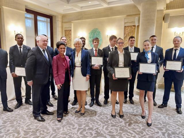 Les douze lauréats des Bourses Jean-Claude Vrinat 2023, en présence de Valérie Vrinat, Franka Holtmann et Jean-Marie Ancher.