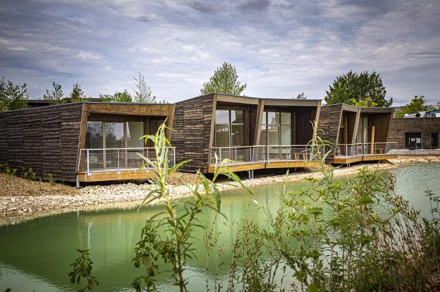 Les lodges du Village Ecolodgee, dans le parc de loisirs du Futuroscope.