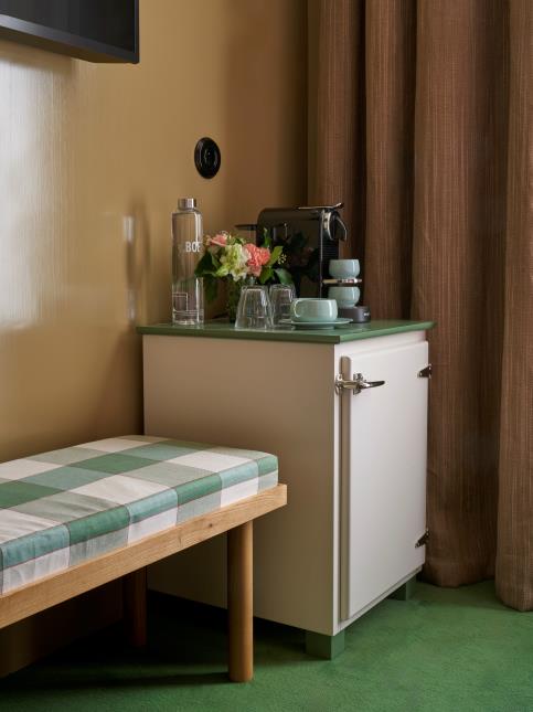 Mini-bar au design rétro d'une chambre de l'Hôtel de la Boétie, à Paris (VIIIe).