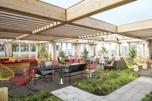 Canapés et fauteuils confortables sur le rooftop de Zoku Paris.
