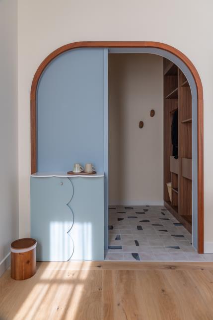 Une porte en forme d'arche, un classique de l'architecture basque.