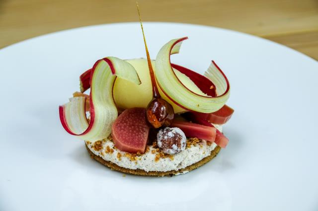 Dessert rhubarbe et noisette au Mas Bottero par le chef Nicolas Bottero à Saint-Cannat