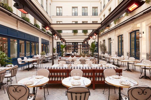La cour du restaurant La Chambre bleue, à la Maison Delano Paris.