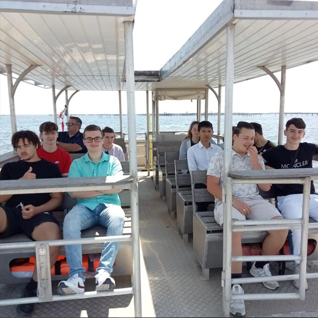 Les élèves 1BR1 sur la barge des visites