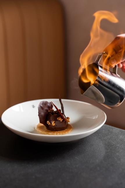 Ganache chocolat au mélilot fumé / Pralin d'orge / Biscuit joconde / Whisky flambé