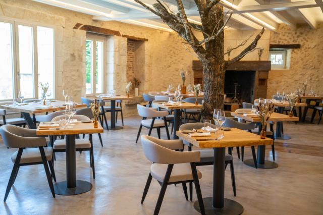 Toutes les tables du restaurant Les Singuliers, à Saint-Astier (Dordogne) sont des pièces uniques.