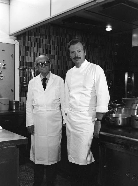 1969, Monsieur Charial aux côtés de Monsieur Thuilier en cuisine à L'Oustau de Baumanière.