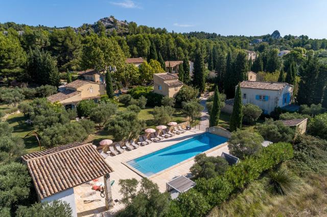 Le Hameau des Baux reconstitue un village provençal avec ses maisons éparpillées dans un vaste jardin.