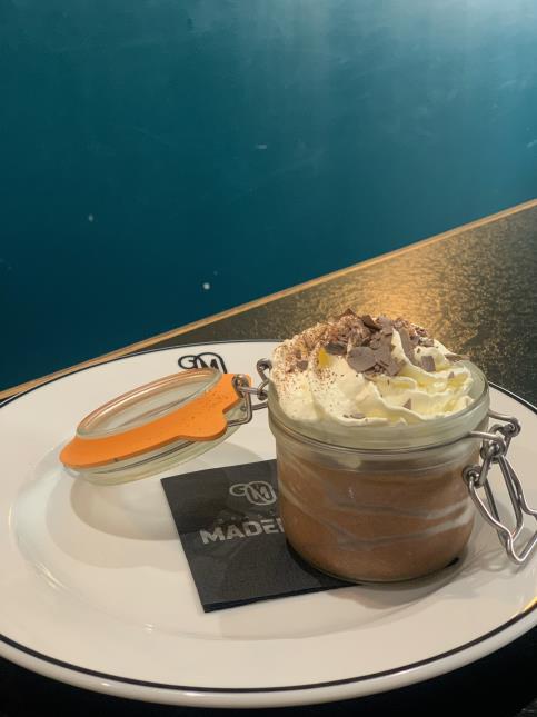 La mousse au chocolat, servie dans un bocal, à la Brasserie Madeleine, à Tours.