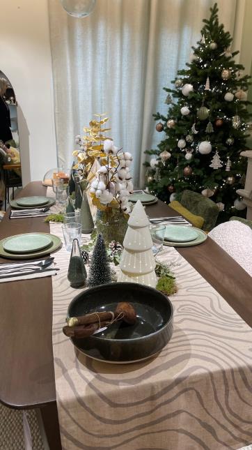 Maisons du Monde présente la table Niwa. On y retrouve plein de décorations dont des produits Good is Beautiful.