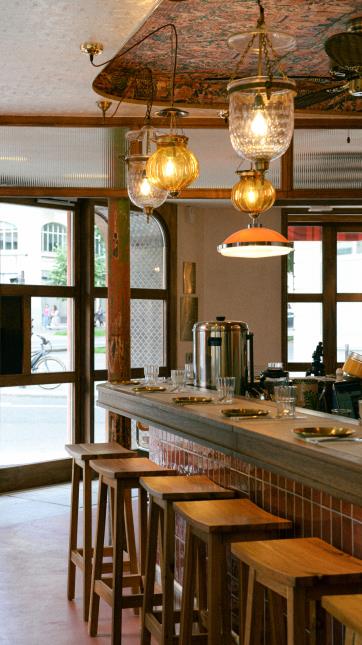 Le bar propose une carte de cocktails inspirés par les épices indiennes.