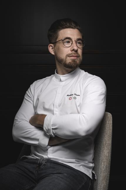 Le chef étoilé et récompensé pour sa cuisine durable d'une étoilé verte au Guide Michelin, Mathieu Pérou au Manoir de La Régate.