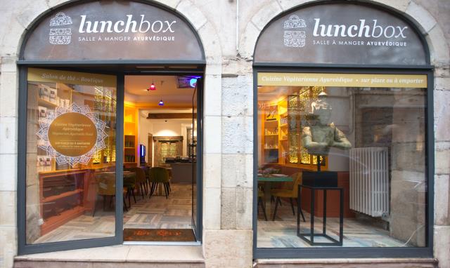 Restaurant et salon de thé, LunchBox propose une cuisine ayurvédique pour compléter les services proposés au spa et enrichir l'offre beaunoise en matière de restauration.