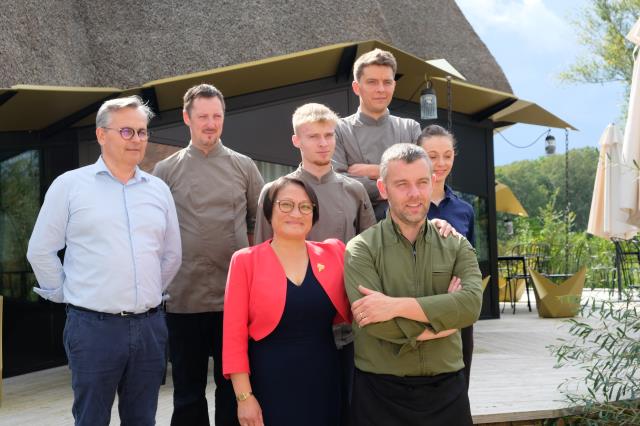 Qui Phy et Guillaume Foucault entourés de l'équipe du resturant Le Grand Chaume