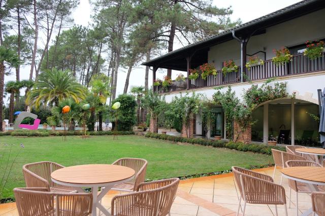 Sur un parc de 7 hectares, le Relais et Châteaux se compose d'un restaurant étoilé, d'une auberge, d'un hôtel et d'une vigne expérimentale.