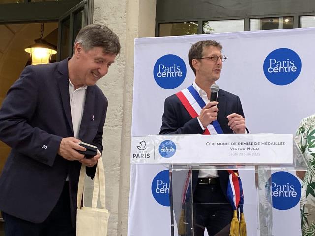Alain Fontaine (gauche) et Ariel Weil, maire de Paris Centre, lors de la remise de la médaille Victor Hugo.