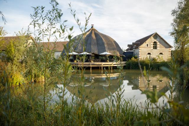 le restaurant le grand Chaume est situé sur le site de l'ancienne ferme du Queneau dans le Loir-et-Cher