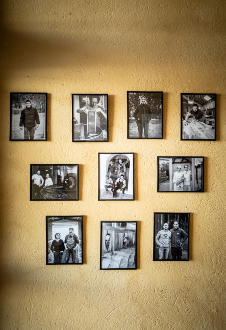 Le portrait des founisseurs est accroché à l'entrée du restaurant Les Singuliers.