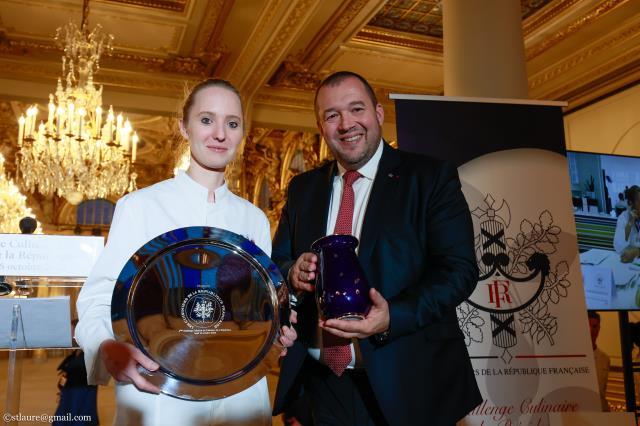 Camille Brouillard et Guillaume Gomez, ambassadeur de la gastronomie française mandaté par le Président de la République, qui lui a remis le Vase de Sèvres.